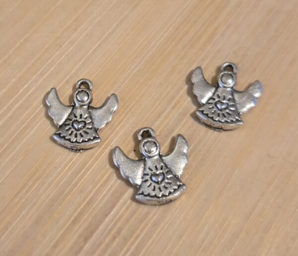 bedel engel met hartje zilver (dubbelzijdig) 13 mm x 14 mm 3 stuks