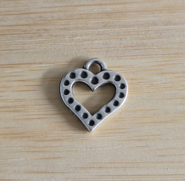 bedel hart open met stipjes dubbelzijdig antiek zilver 18 mm x 16 mm