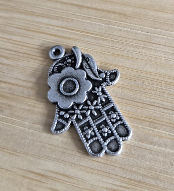 bedel hand fatima met bloem zilver 28 mm x 16 mm