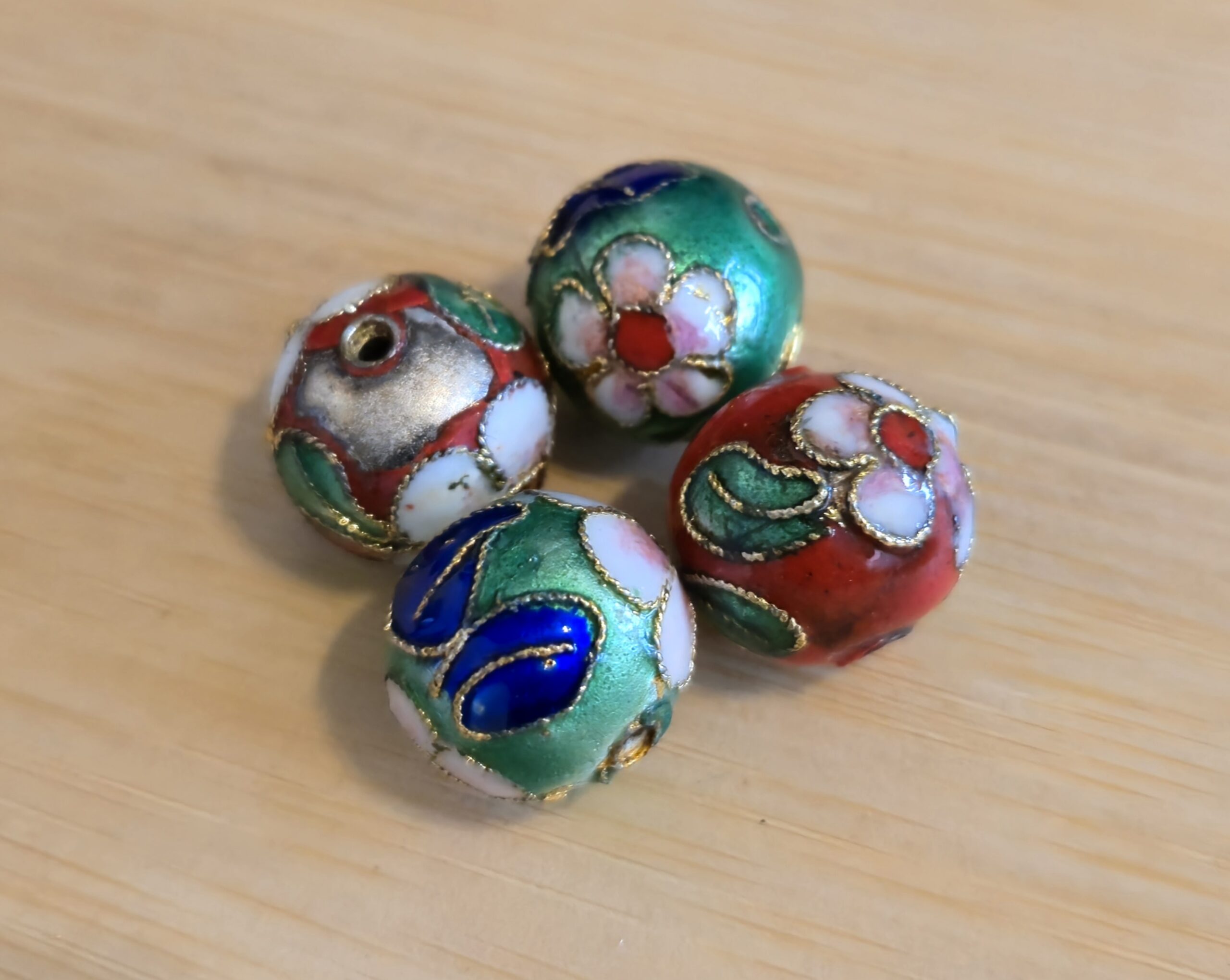 cloisonne mix rood/groen 10 mm 4 stuks