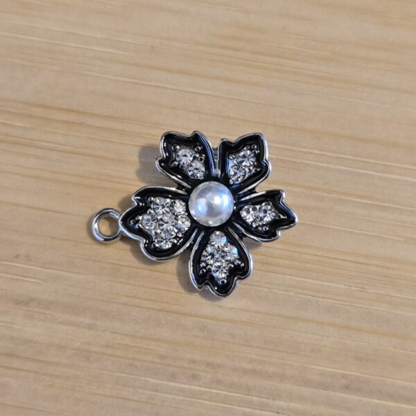 bedel zilver bloem zwart emaille met strass en parel 20 mm
