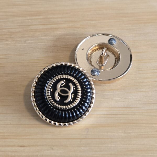 knoop goud met emaille zwart Chanel 22 mm