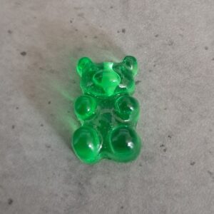 resin hanger gummi bear 15 x 9 mm groen