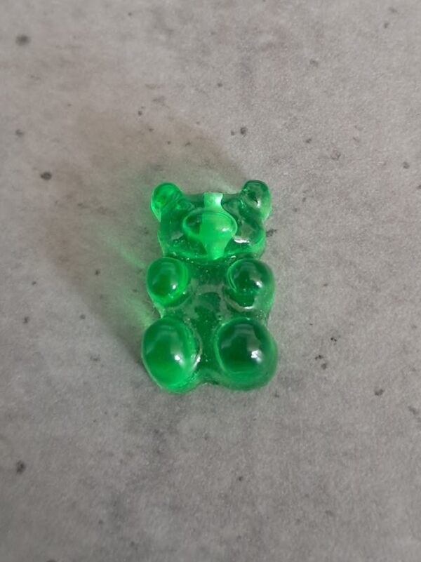 resin hanger gummi bear 15 x 9 mm groen