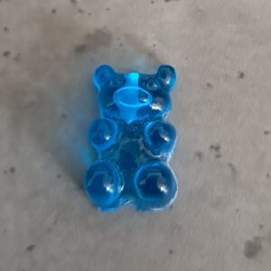 resin hanger gummi bear 15 x 9 mm aqua