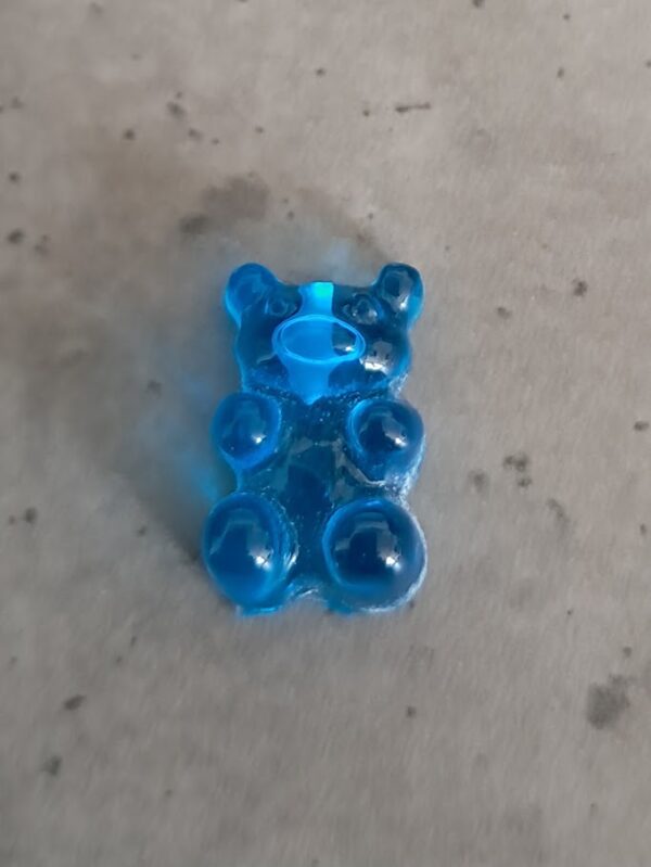 resin hanger gummi bear 15 x 9 mm aqua
