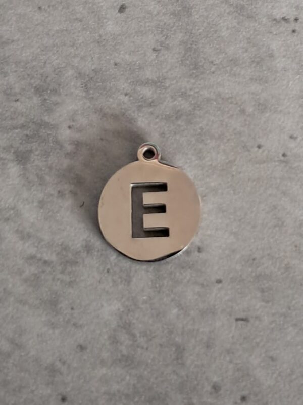 bedel zilver rond initial coin E 10 mm