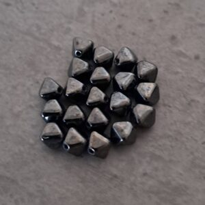 kraal glas piramide hematiet 5 mm 20 stuks