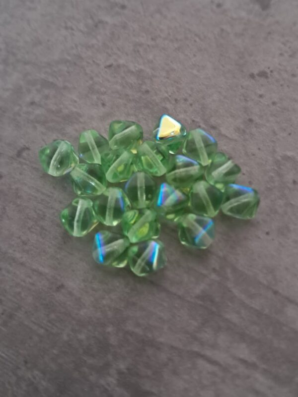kraal glas piramide licht groen 5 mm 20 stuks