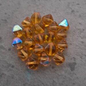 kraal glas piramide camel 5 mm 20 stuks