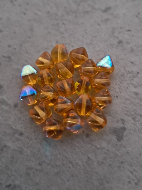 kraal glas piramide camel 5 mm 20 stuks
