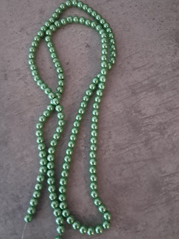 glasparel groen 6 mm streng ongeveer 155 stuks