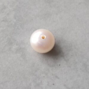 zoetwaterparel wit 10 mm halfdrilled!