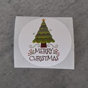 sticker rond merry christmas met kerstboom 25 mm 10 stuks