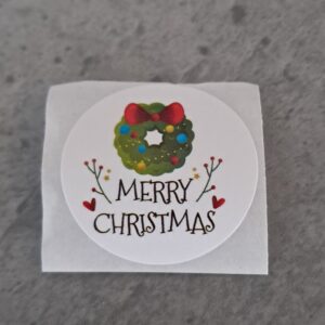 sticker rond merry christmas met krans 25 mm 10 stuks