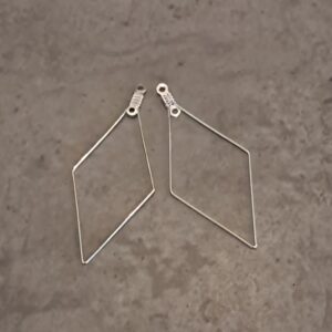 oorbelhanger verzilverd ruit 5 cm x 2 cm per paar