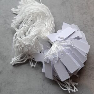 prijskaartjes aan koordje wit 24 mm x 9 mm bundel 100 stuks