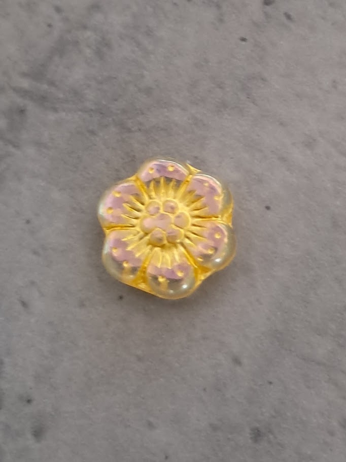 Czech glaskraal boho flower transparent yellow AB coating 14 mm