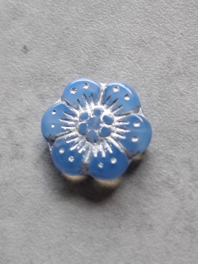 Czech glaskraal boho flower blue silver AB 14 mm
