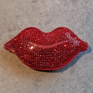 statement hanger met strass kiss red 4.5 cm x 8.5 cm