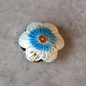 kraal cloisonne bloem plat wit en turquoise 15 x 17 x 6 mm
