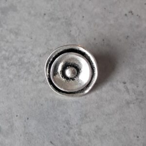 knoop rond bloemvorm oud zilver 18 mm