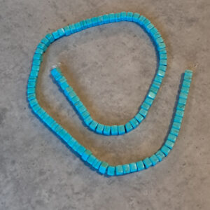 howliet blokjes turquoise 4.5 mm x 4.5 mm streng ong. 102 stuks