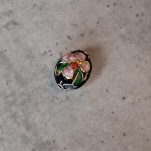 cloisonne platte ovaal zwart met groen-rood-wit 12 mm x 10 mm