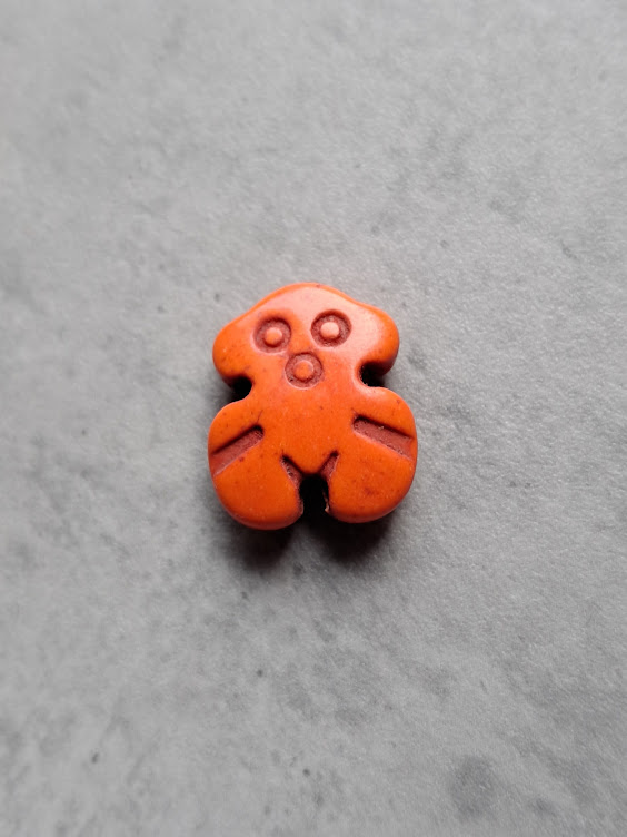 kraal syntetisch howliet beertje oranje 18 mm x 15 mm