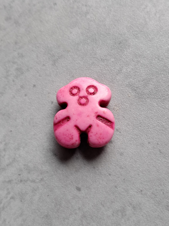 kraal syntetisch howliet beertje roze 18 mm x 15 mm