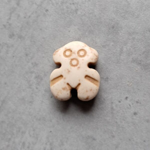 kraal syntetisch howliet beertje naturel 18 mm x 15 mm