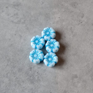 Czech glaskraal bloem light blue metallic white 7 mm 5 stuks