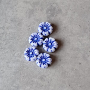 Czech glaskraal bloem strong blue-white 7 mm 5 stuks