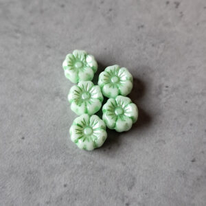 Czech glaskraal bloem paled green metallic-white 7 mm 5 stuks