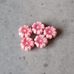 Czech glaskraal bloem amarena red-white 7 mm 5 stuks